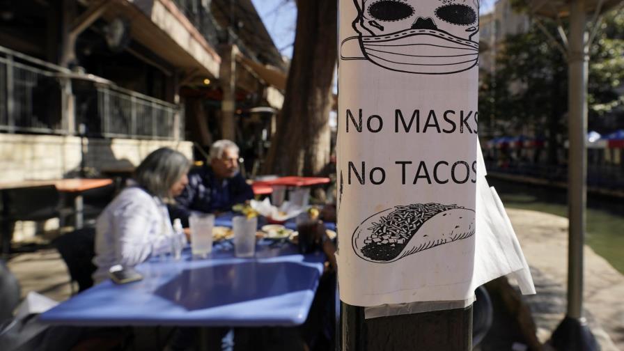 División en Texas al relajarse restricciones por COVID-19