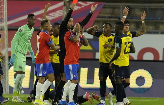 Ecuador logra triunfo inédito en Chile y atisba el Mundial