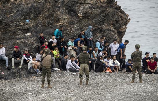 Llegan 8.000 migrantes a España; tensión con Marruecos