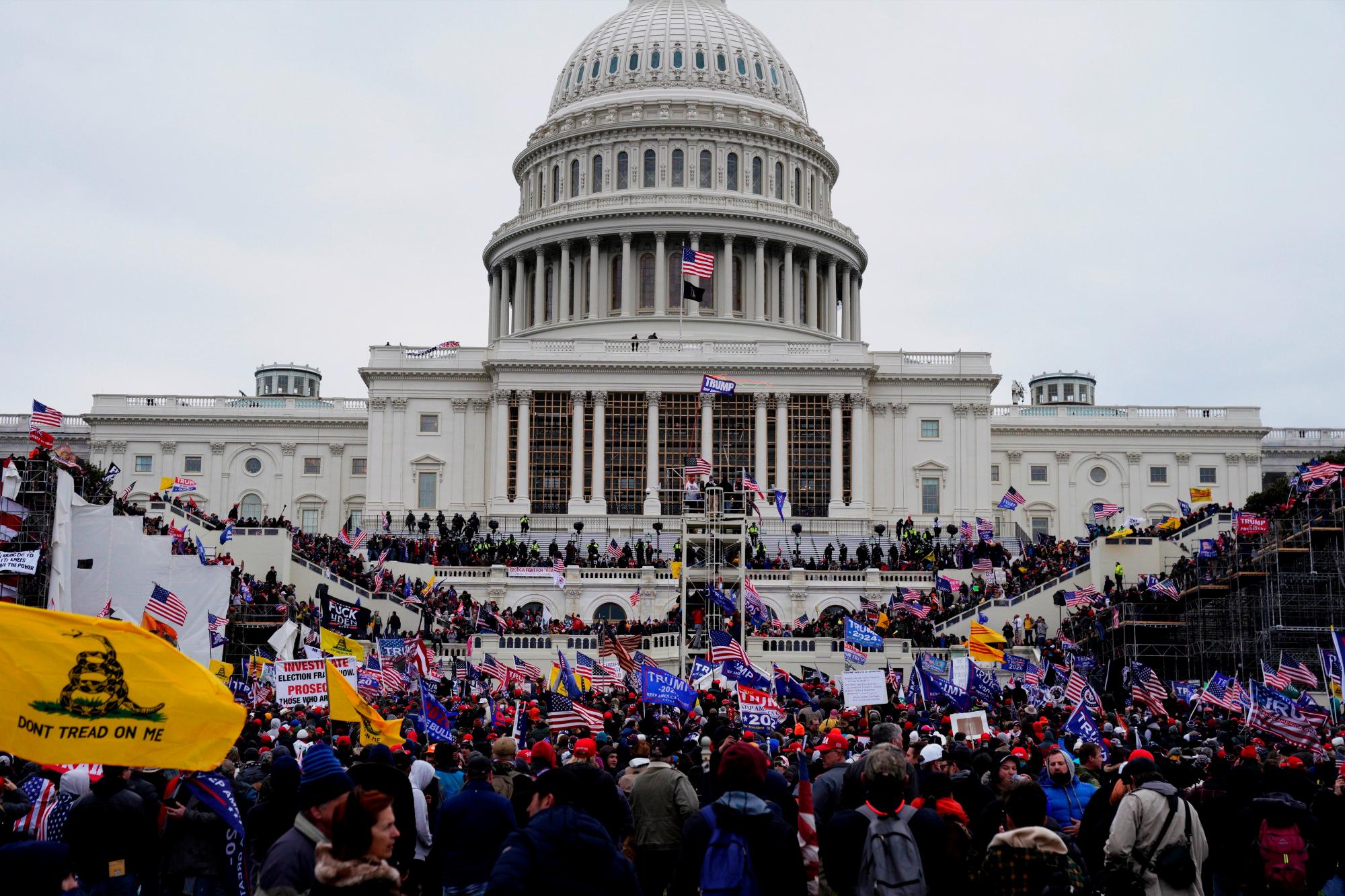 Los manifestantes a favor de Donald Trump irrumpieron en el Capitolio de los Estados Unidos donde tuvo lugar la certificación de voto del Colegio Electoral para el Presidente electo Joe Biden