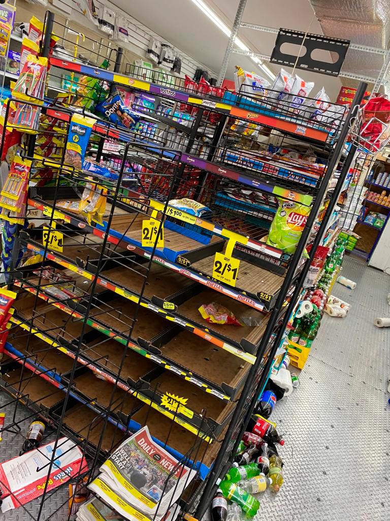 Góndolas que fueron saqueadas en la bodega de Enmanuel Uceta.