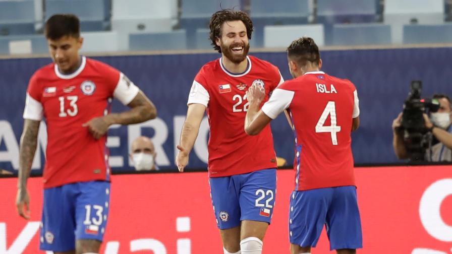 Chile domina a Bolivia pero la supera apenas por 1-0