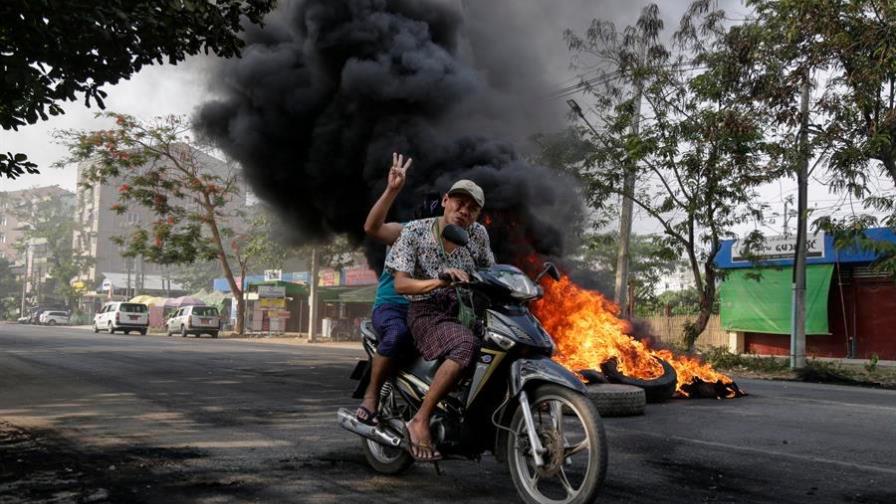 Al menos cuatro muertos hoy en las protestas contra la junta militar birmana