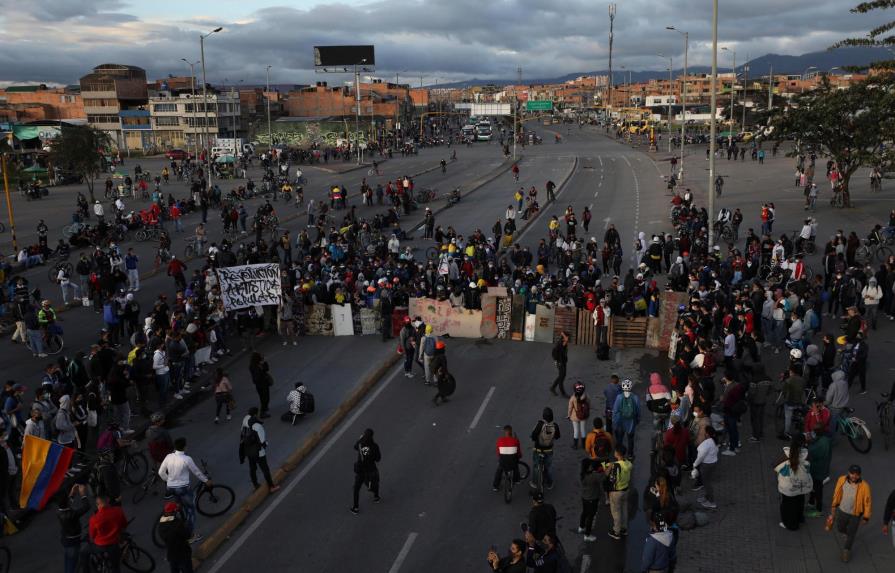 Civiles disparando contra manifestantes alarman a Colombia