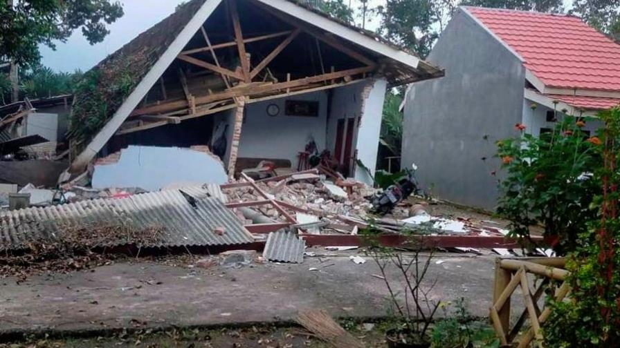 Al menos ocho muertos por un terremoto en la isla indonesia de Java Al menos ocho muertos por un terremoto en la isla indonesia de Java