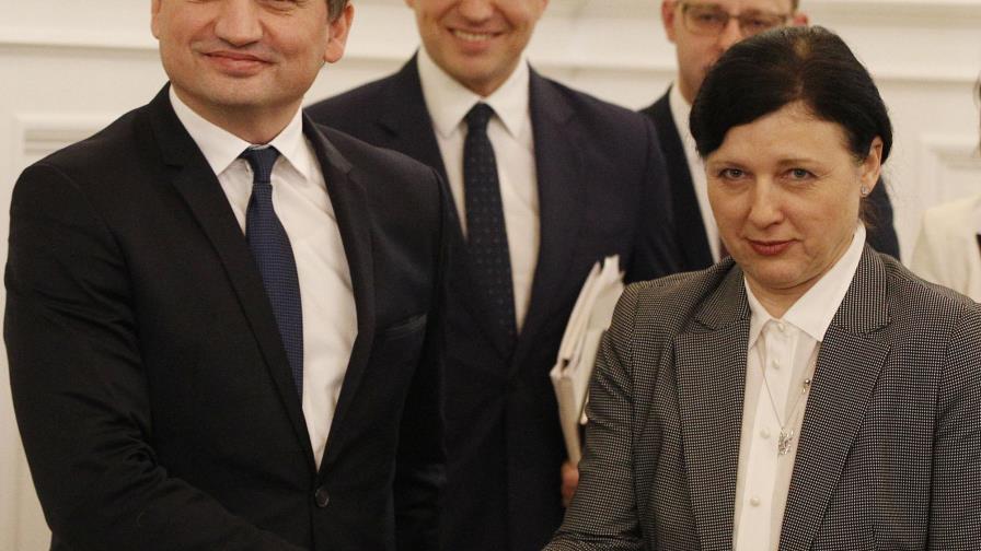 Aumentan intentos para resolver crisis política en Polonia