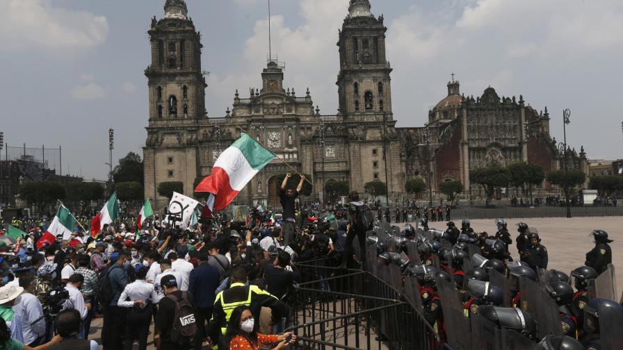 AMLO dice que los manifestantes pueden acampar en el Zócalo