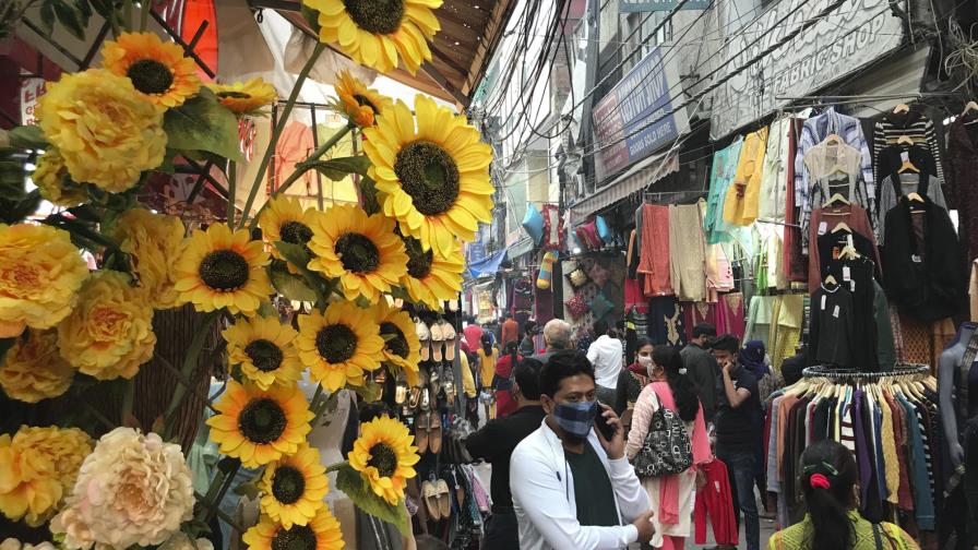 Casos de COVID-19 repuntan en Nueva Delhi antes de festival