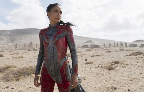 Reseña: “Eternals” marca muchos hitos, pero peca de excesos