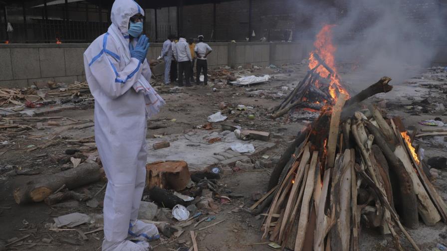 India suma 4.205 muertes más en pleno repunte del COVID-19