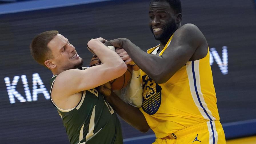 Curry, Warriors vencen a Bucks 122-121 tras frenético final