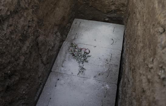El virus aumenta en Perú y venezolanos recogen los cadáveres