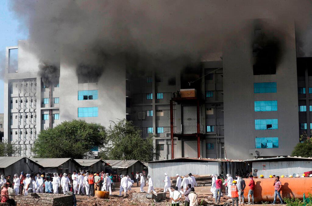 Las televisiones indias mostraban una enorme humareda gris sobre la sede del Serum Institute of India, en Pune (oeste).