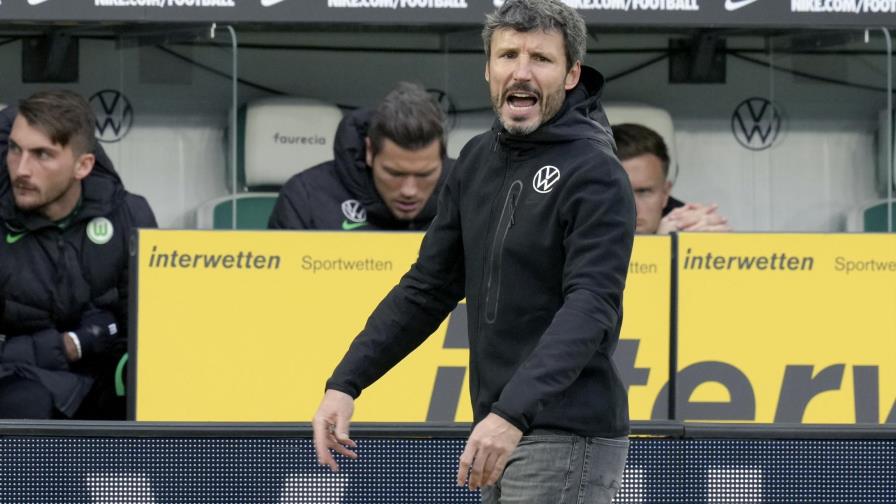 Wolfsburgo despide al DT van Bommel tras apenas 13 partidos