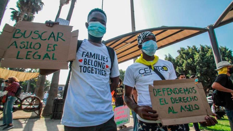 Migrantes reclaman en frontera mexicana atención a asilo en EE.UU.
