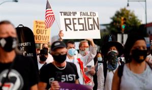 Cientos de personas velan a 175.000 muertos de COVID en marcha neoyorquina