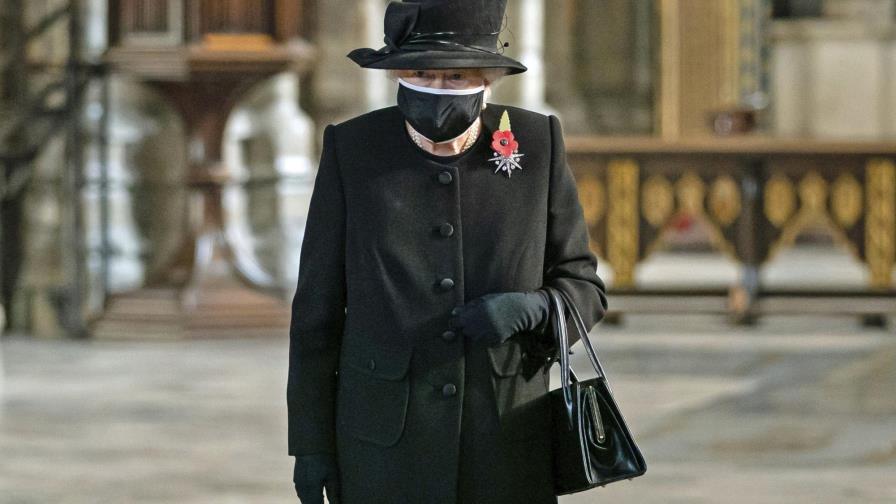 La reina Isabel II hace su primera aparición con mascarilla