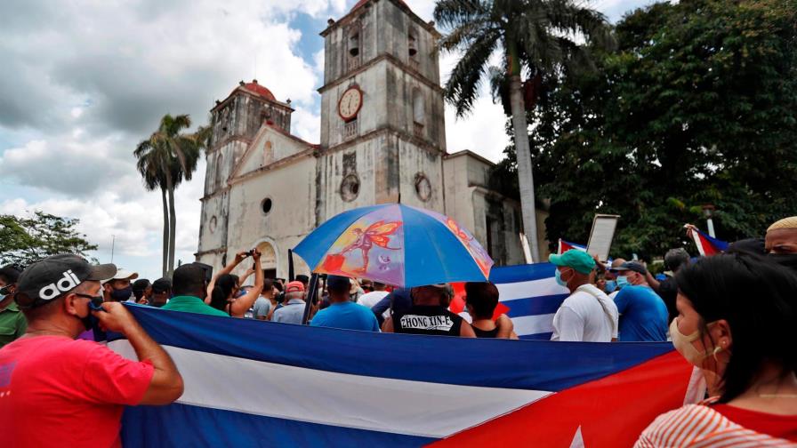 Sin nuevas protestas, Cuba pendiente de los detenidos y regreso de internet