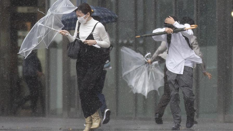 Un fuerte tifón próximo a Tokio suspende vuelos y trenes