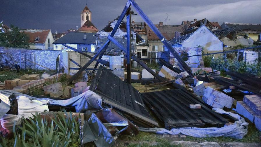 República Checa: 3 muertos, cientos de heridos por tornado República Checa: 3 muertos, cientos de heridos por tornado