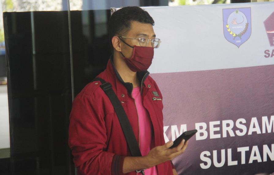 Hombre con COVID se disfraza para abordar avión en Indonesia