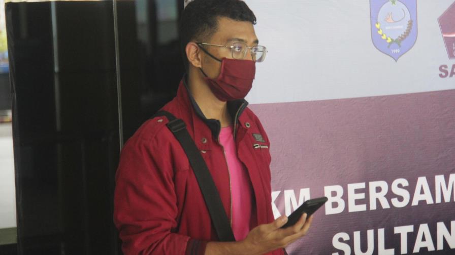 Hombre con COVID se disfraza para abordar avión en Indonesia