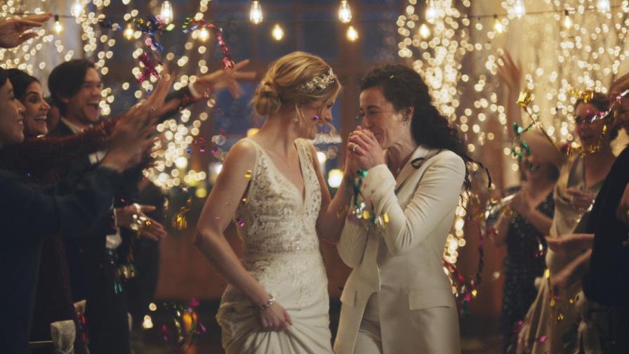 Hallmark criticada por sacar alusiones a bodas gay
