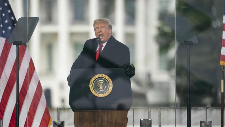Trump sigue desafiante pese a peticiones de renuncia