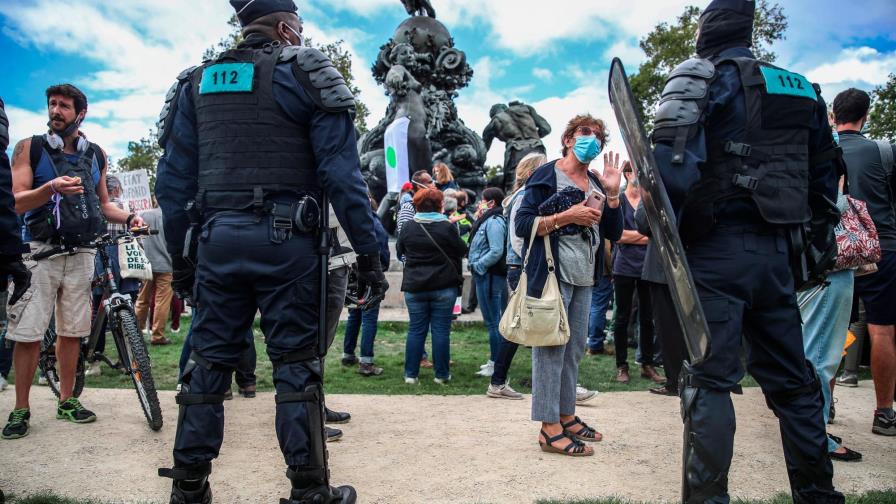 Centenares de personas se manifiestan en París contra el uso de máscaras