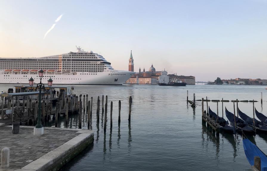 Manifestantes denuncian los riesgos de cruceros en Venecia