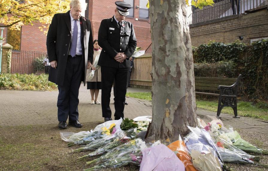 Premier Boris Johnson rinde tributo a muertos en camión