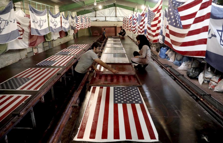 Quema de banderas de EEUU, buen negocio para fábrica iraní