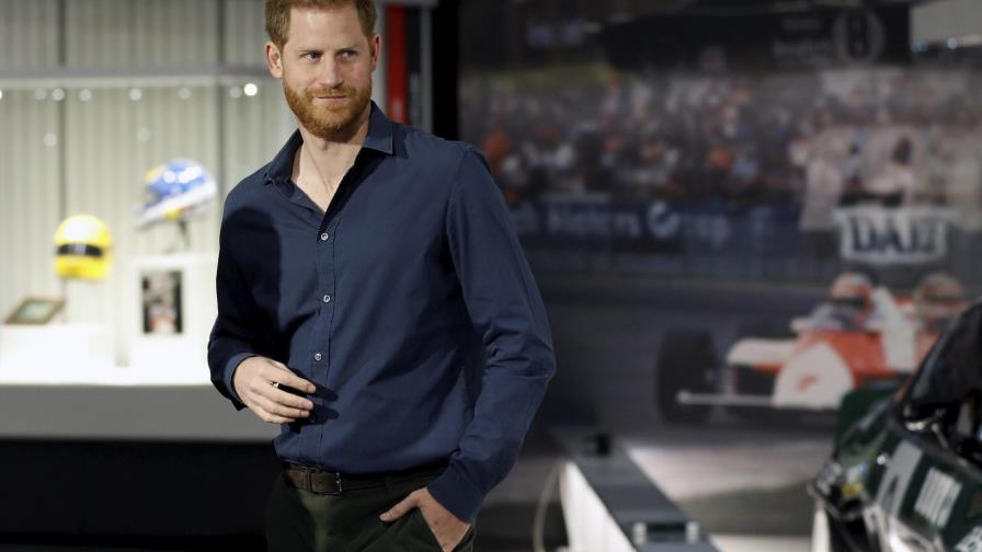 Príncipe Harry dice que crecer en la realeza fue como estar en un zoológico