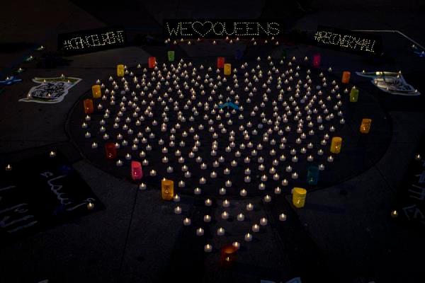 Las velas dispuestas en forma de corazón se establecen como una vigilia en honor a las víctimas del coronavirus en Queens, Nueva York, EE. UU., 21 de mayo de 2020.