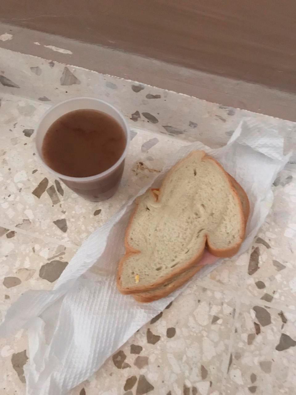 Chocolate de agua con pan y jamón es el desayuno.