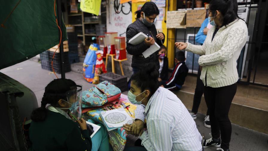 México: Tortillería ayuda a niños a tomar clases