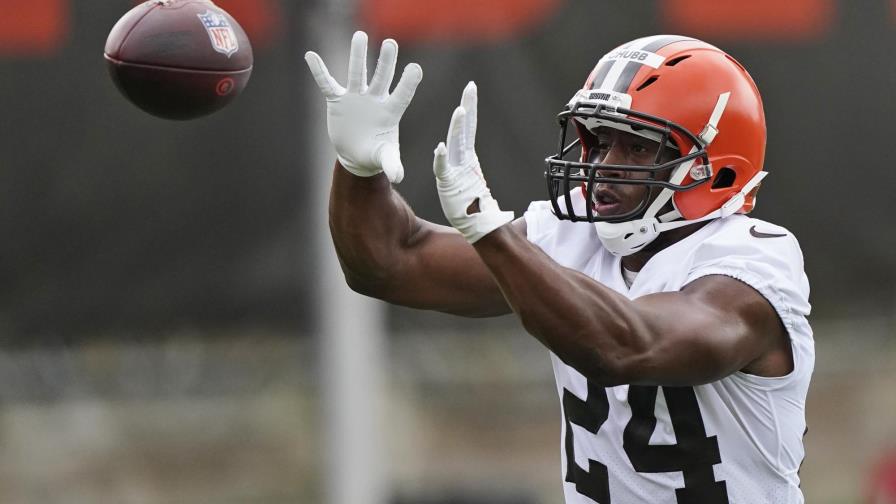 NFL: Chubb extiende contrato por tres campañas con Browns