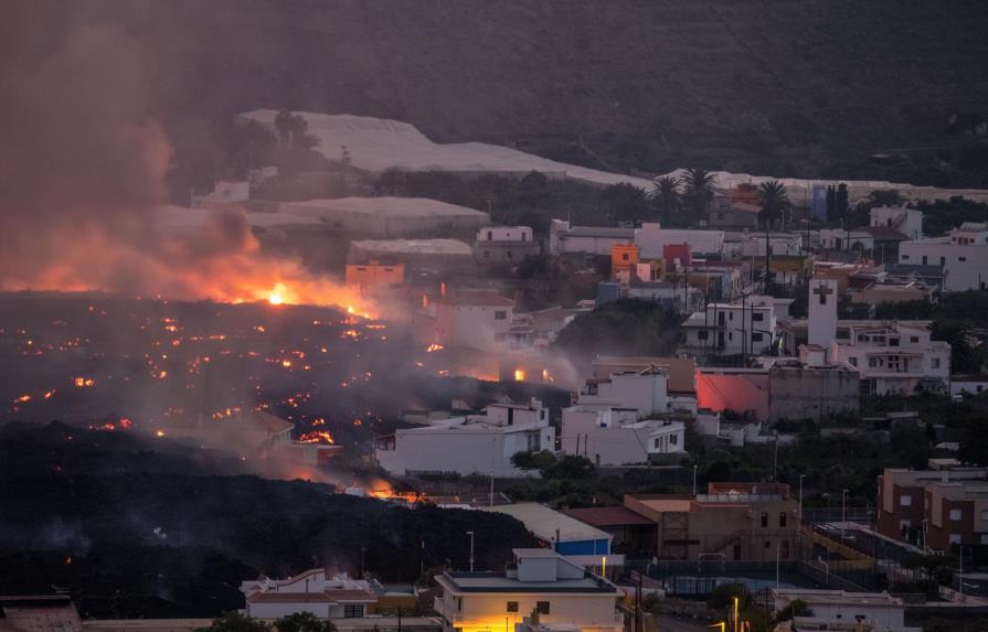 Cientos de evacuados más por el volcán en una isla española