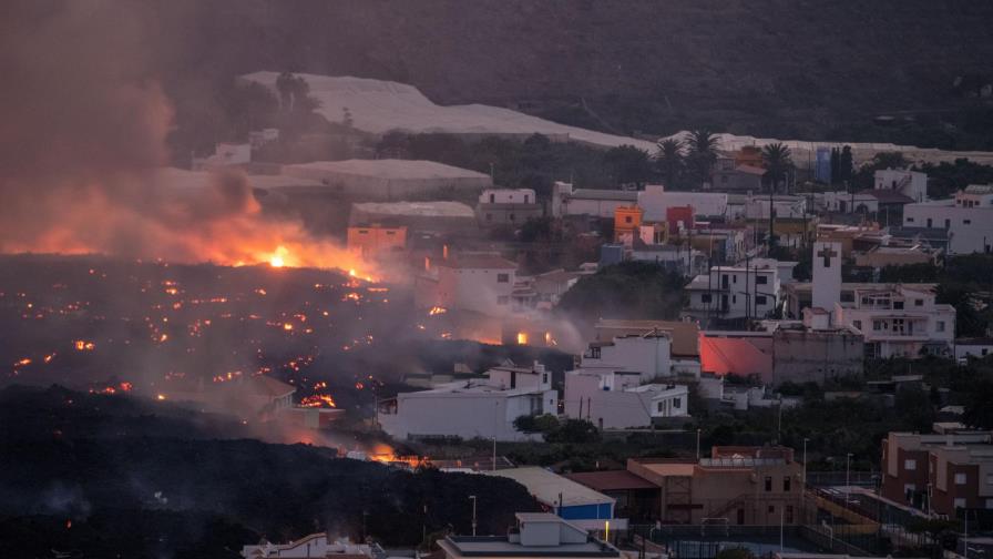 Cientos de evacuados más por el volcán en una isla española