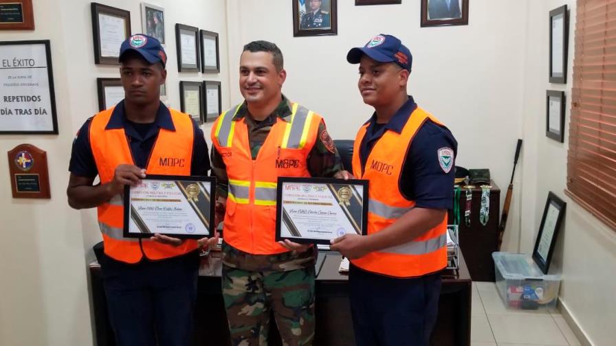 Reconocen rasos de la Comipol que rescataron bebé abandonado Reconocen rasos de la Comipol que rescataron bebé abandonado