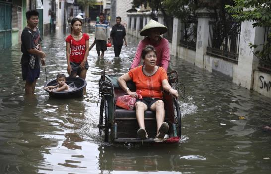 Deslaves e inundaciones en Indonesia dejan 60 muertos