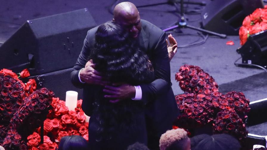 Aficionados y estrellas despiden a Kobe Bryant en L.A.