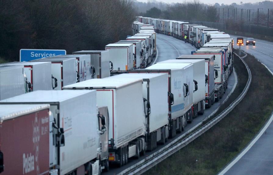 Medidas por variante británica dejan 1.500 camiones varados