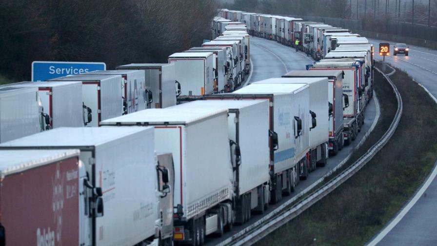 Medidas por variante británica dejan 1.500 camiones varados Medidas por variante británica dejan 1.500 camiones varados