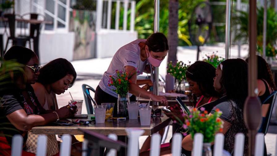 Muertes por COVID-19 marcan otro récord en Florida mientras se acerca Isaías Muertes por COVID-19 marcan otro récord en Florida mientras se acerca Isaías