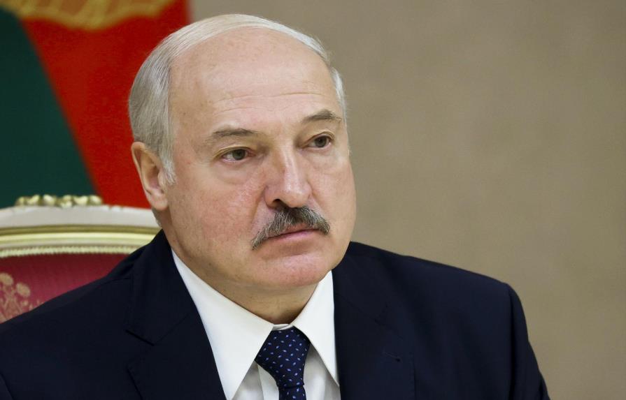 Presidente de Bielorrusia asume el cargo pese a protestas