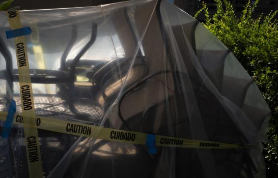 Sillas apiladas, símbolo del cierre de California por virus