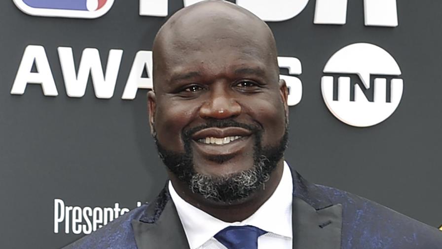 Shaq ayuda a mujer que tiene problemas con vehículo