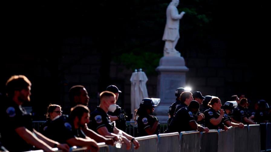 Miles protestan en centro de Washington mientras los militares sacan músculo