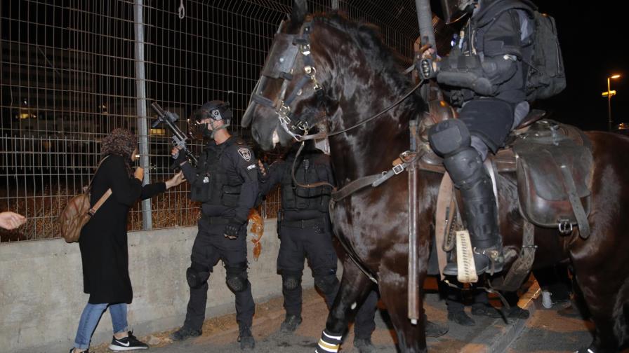 Policías chocan con manifestantes palestinos en Jerusalén